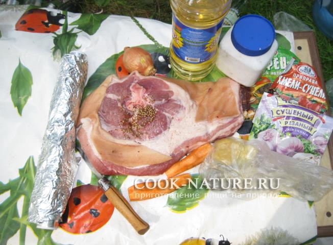 кусок свинины запеченный в фольге