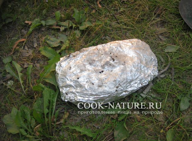 кусок свинины запеченный в фольге