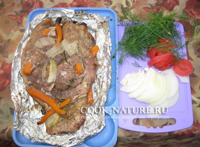 кусок свинины запеченный в фольге